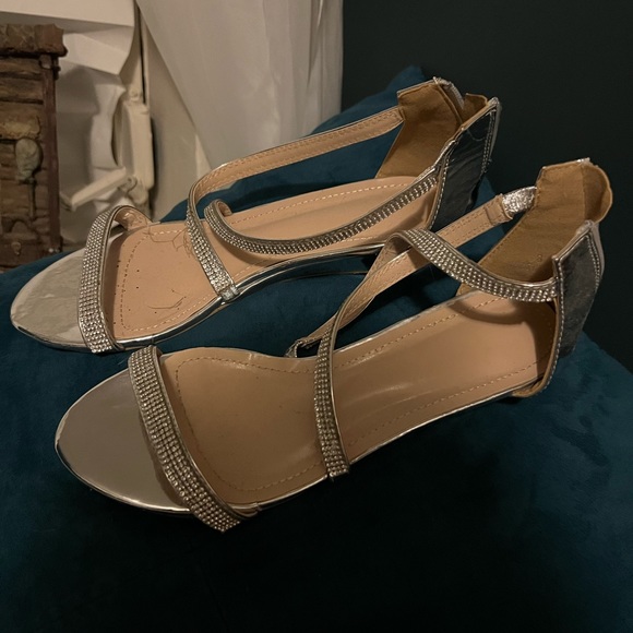 Silver strap sandals. Size 8. - Picture 5 of 8